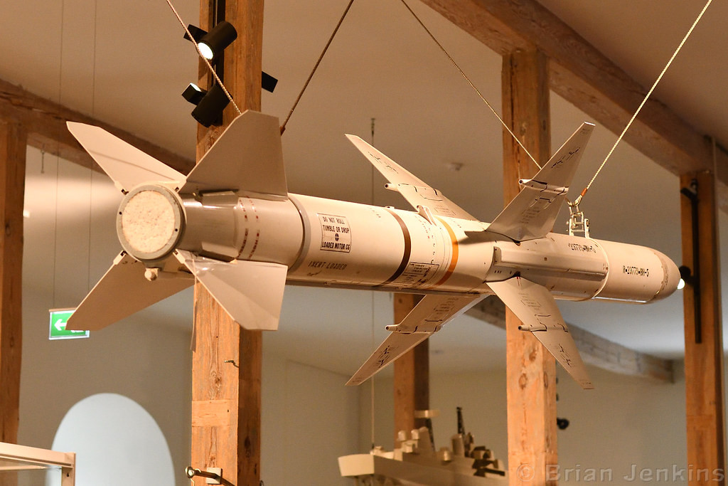 Mặc dù tên lửa dẫn đường bằng radar chủ động, chỉ mới trở nên phổ biến gần đây, nhưng khái niệm này đã có từ rất lâu. Nỗ lực đầu tiên diễn ra vào những năm 1950, khi Mỹ cố gắng phát triển một biến thể của tên lửa AIM-7 Sparrow SARH, được gọi là Sparrow II, trang bị đầu dò ARH.