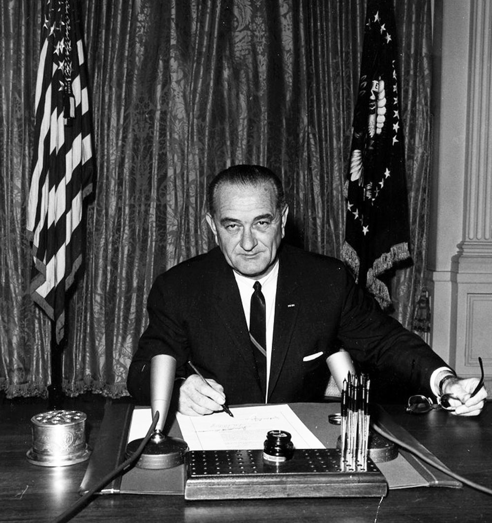 Theo cuốn sách này, sự kiện Vịnh Bắc Bộ đã khiến Quốc hội Mỹ hiểu sai tình hình, tiếp tục cho phép Tổng thống Lyndon Johnson (và sau là Richard Nixon) tăng cường quân sự và phát động chiến tranh không chỉ ở Việt Nam mà còn lan rộng ra cả khu vực Đông Nam Á.