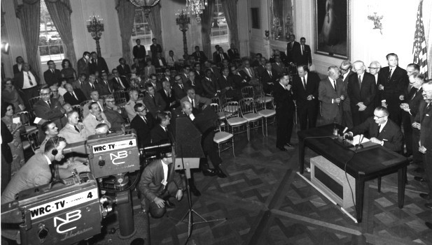 Cũng nhờ sự kiện trên, Johnson đã khiến Quốc hội Mỹ thông qua Nghị quyết Vịnh Bắc Bộ cho phép Mỹ có quyền hỗ trợ bất kỳ quốc gia nào trong khu vực, mà chính phủ nước đó được xem là bị đe dọa từ "sự hiếu chiến của cộng sản". Nghị quyết đã trở thành công cụ hợp pháp cho việc Mỹ leo thang chiến tranh tại miền Bắc và tiến hành chiến tranh hạn chế tại miền Nam Việt Nam.