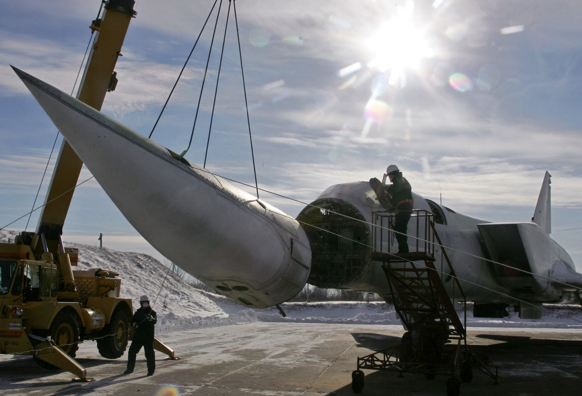 Trong thập niên 1990, dưới áp lực của quốc tế, Ukraine đã từ bỏ kho vũ khí hạt nhân và ngừng hoạt động hầu hết các hệ thống vũ khí. Các vũ khí và khí tài được Ukraine giữ lại, chỉ chiếm một phần nhỏ so với trước đây.