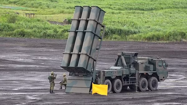 Ngoài tên lửa ASM phóng từ trên không của Lực lượng Phòng vệ Trên không Nhật Bản, Lực lượng Phòng vệ Mặt đất Nhật Bản (JGSDF) cũng đang phát triển một loại tên lửa hành trình chống hạm tầm xa mới, có tầm bắn đến 2.000 km (1.080 hải lý). Ảnh: Tên lửa hành trình chống hạm Type-12 của Nhật Bản – Nguồn: Kyodo News