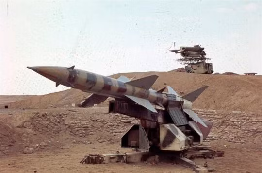 Ví dụ, trong một báo cáo của Không quân Mỹ vào tháng 9/1967 phàn nàn rằng, mặc dù cho phép Mỹ tiếp cận với nhiều thiết bị, nhưng Israel đã thể hiện "sự lưỡng lự rõ rệt" trong việc cho Mỹ tiếp cận vũ khí công nghệ cao, đặc biệt là tên lửa SA-2 (Mục đích khi đó người Israel đang muốn dùng thương mại để đổi lấy vũ khí của Mỹ).