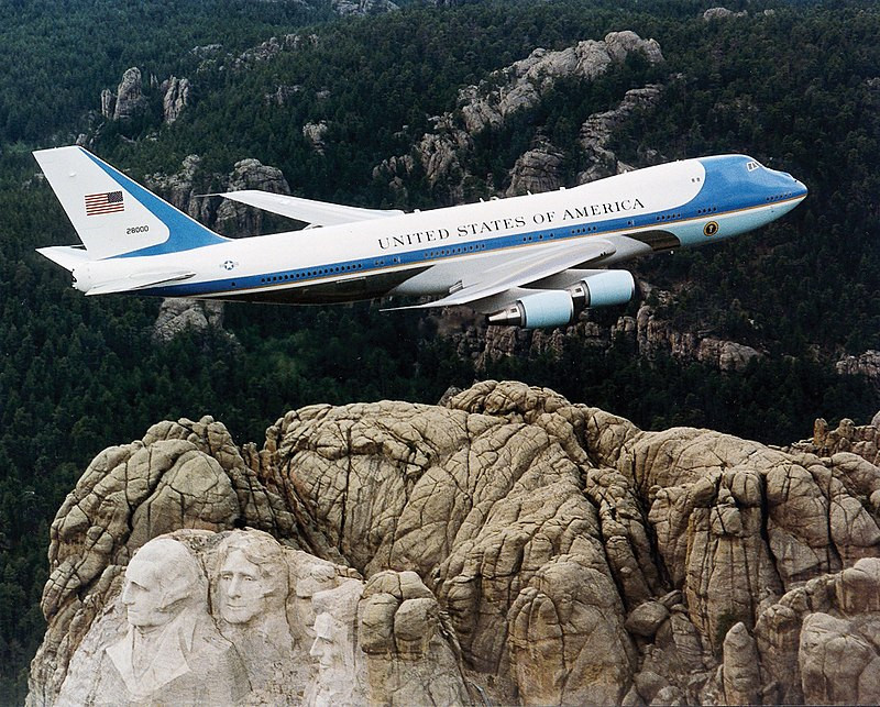 Chiếc máy bay giành cho tổng thống của Mỹ, được gọi là “Air Force One” hay “Không lực Một”. Tuy nhiên có hai lãnh đạo quốc gia thuộc nhóm thường trực Hội đồng bảo an Liên Hiệp Quốc vẫn không có chuyên cơ riêng.