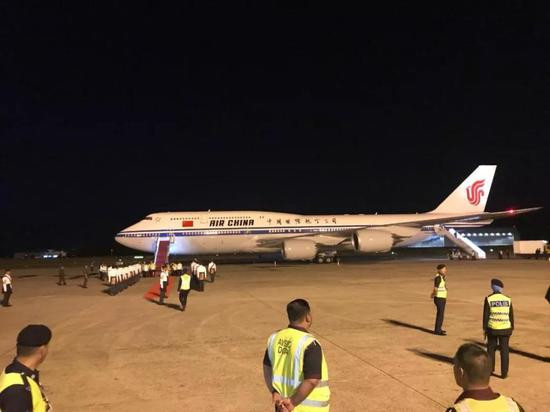 Không giống như Mỹ, Trung Quốc không có cái gọi là “Không lực Một”. Vì vậy, các nhà lãnh đạo của Trung Quốc đi công tác trong nước, hoặc công du nước ngoài, bằng máy bay của hàng không dân dụng Trung Quốc.