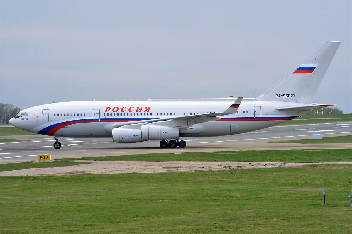 Mặc dù không còn vị trí siêu cường như thời Liên Xô, nhưng Nga vẫn giữ truyền thống thời Liên Xô, khi vẫn duy trì chuyên cơ “Không lực Một” cho Tổng thống; và đây cũng là một phiên bản dân sự được thiết kế lại theo cách quân sự, như chuyên cơ của Tổng thống Mỹ.