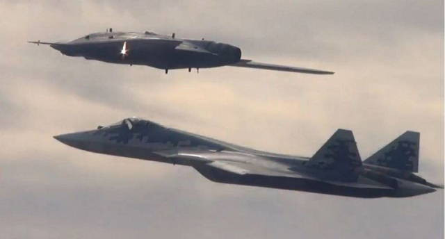 Samuel Bendett, một nhà phân tích tại Trung tâm An ninh Mỹ tại Washington, D.C nói rằng, lô UAV S-70 đầu tiên, có khả năng được điều khiển bởi nhân viên mặt đất; hoặc chỉ huy và điều khiển trực tiếp trên máy bay chiến đấu Su-57. Nhưng khởi đầu, nó sẽ chỉ là một phương tiện bay, được điều khiển từ xa. 