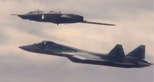 Samuel Bendett, một nhà phân tích tại Trung tâm An ninh Mỹ tại Washington, D.C nói rằng, lô UAV S-70 đầu tiên, có khả năng được điều khiển bởi nhân viên mặt đất; hoặc chỉ huy và điều khiển trực tiếp trên máy bay chiến đấu Su-57. Nhưng khởi đầu, nó sẽ chỉ là một phương tiện bay, được điều khiển từ xa. 