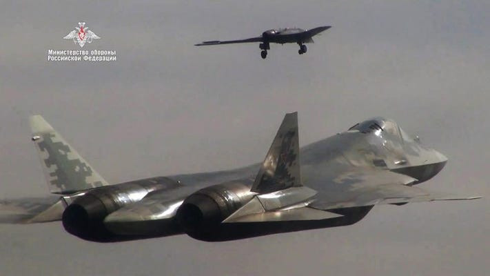 Nhưng đây chỉ là phỏng đoán. UAV XQ-58 Valkyrie của Mỹ đã bắt đầu một cuộc thử nghiệm bay tự hành nghiêm ngặt. Tuy nhiên, các máy bay không người lái S-70 Hunter của Nga rõ ràng vẫn dựa vào sự chỉ huy và kiểm soát trực tiếp của người điều khiển mặt đất, chứ chưa đạt đến trình tự điều khiển.