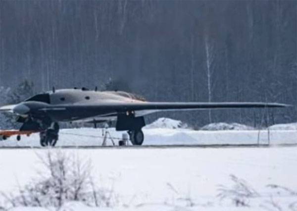 Hiện tại Mỹ vẫn chưa chuyển dự án XQ-58 Valkyrie đang được thử nghiệm sang giai đoạn sản xuất hàng loạt. Điều này là do hệ thống trí tuệ nhân tạo chưa sẵn sàng. Người Nga dường như không bận tâm đến việc sản xuất hàng loạt, khi đội UAV Hunter chưa thể thực hiện nhiệm vụ một cách hoàn toàn độc lập. 