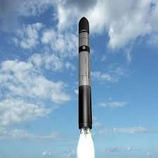 Nga và Mỹ sở hữu hầu hết các đầu đạn hạt nhân trên thế giới. Trong Chiến tranh Lạnh, Mỹ và Liên Xô đã phát triển mạnh mẽ các lực lượng tấn công hạt nhân chiến lược và chiến thuật, và toàn bộ thế giới bị bao phủ bởi bóng đen của chiến tranh hạt nhân.