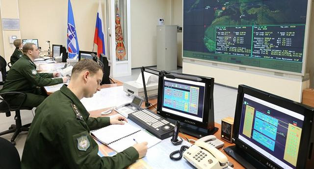 Với các đài radar cảnh báo sớm, trong đó các đài radar Voronezh là nòng cốt, trong suốt năm 2020, Nga đã phát hiện hơn 80 vụ phóng tên lửa trên thế giới; với tính năng như vậy, hệ thống radar cảnh báo sớm tầm xa của Nga có sức mạnh đáng nể. Ngoài việc lắp đặt radar Voronezh ở Cộng hòa Komi, Nga cũng đang xây dựng hệ thống radar tương tự ở Murmansk. Ảnh: Bên trong trạm radar Voronezh.