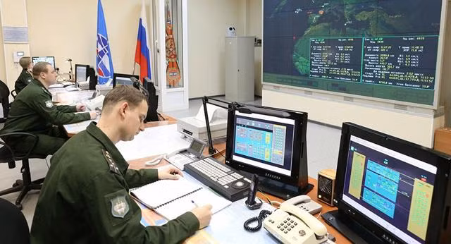 Với các đài radar cảnh báo sớm, trong đó các đài radar Voronezh là nòng cốt, trong suốt năm 2020, Nga đã phát hiện hơn 80 vụ phóng tên lửa trên thế giới; với tính năng như vậy, hệ thống radar cảnh báo sớm tầm xa của Nga có sức mạnh đáng nể. Ngoài việc lắp đặt radar Voronezh ở Cộng hòa Komi, Nga cũng đang xây dựng hệ thống radar tương tự ở Murmansk. Ảnh: Bên trong trạm radar Voronezh.