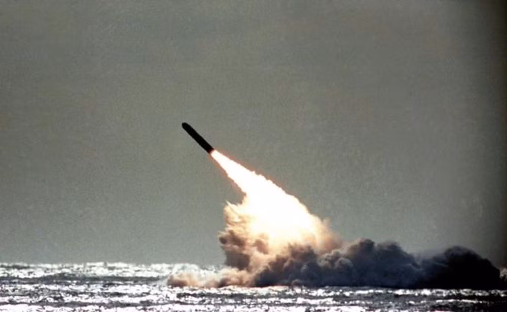 Sau đó, để tránh rơi vào hố sâu không đáy của cuộc chạy đua vũ trang hạt nhân, Mỹ và Liên Xô đã ký "Hiệp ước cắt giảm vũ khí chiến lược" và "Hiệp ước tên lửa tầm trung". Sau khi Liên Xô tan rã, Nga đã kế thừa Liên Xô gần như toàn toàn bộ lực lượng tấn công hạt nhân; như vậy đánh giá về khả năng răn đe và tiến công hạt nhân, Nga mạnh không kém gì Liên Xô trước kia.