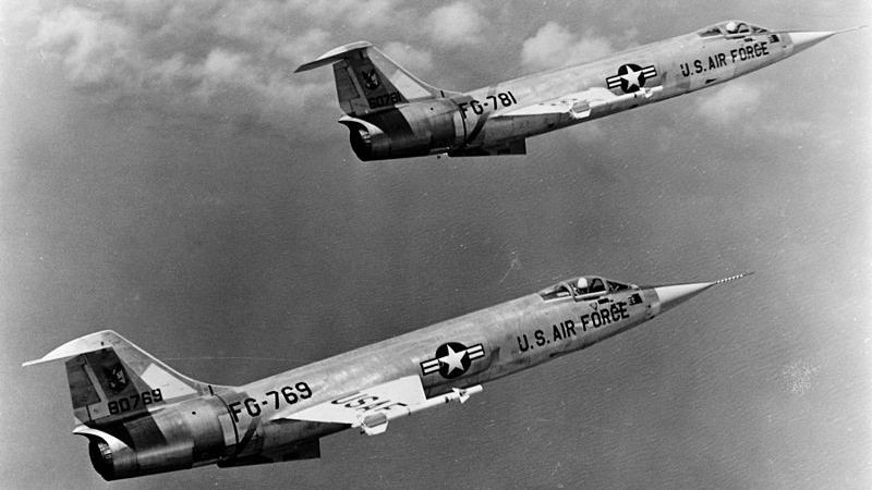 Đứng cuối trong danh sách ''quan tài bay'' của Mỹ là F-104 Starfighter do Lockheed phát triển. F-104 là một máy bay đánh chặn, đã phục vụ trong một số lực lượng không quân khác nhau từ năm 1958. Tại Việt Nam, F-104 không thành công trong vai trò tiến công mặt đất.