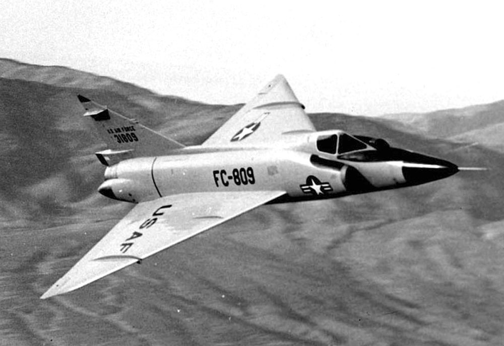 F-102 Delta Dagger ban đầu không thể đạt tốc độ siêu thanh, do vậy phải tiến hành thiết kế lại. F-102 cũng gặp khó khăn khi hoạt động ở độ cao lớn, một điểm yếu không thể chấp nhận, với máy bay đánh chặn, được thiết kế để săn các máy bay ném bom của Liên Xô.