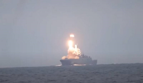 Theo thông tin mới đây của Hãng thông tấn Nga TASS, chiếc khinh hạm đầu tiên thuộc đề án 22350 của Nga "Marshal Gorshkov", đã phóng thử thành công tên lửa hành trình siêu vượt thanh "Zircon" ở Biển Trắng. Trước đó, tên lửa "Zircon" đã được thử nghiệm vào các tháng 1, 7 và 10/2020. Ảnh: Tàu Gorshkov phóng tên lửa Zircon tháng 12/2020 - Nguồn: Topwar