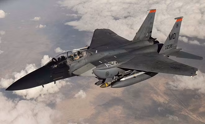 Tiêm kích F-15 mang theo 9 tên lửa không đối không, vũ khí thường xuyên được sử dụng là 5 tên lửa AIM-120, tầm bắn 160km và 4 tên lửa AIM tầm bắn 35km. F-15 cũng được trang bị hỏa lực súng máy M61 20 mm với 900 viên đạn.