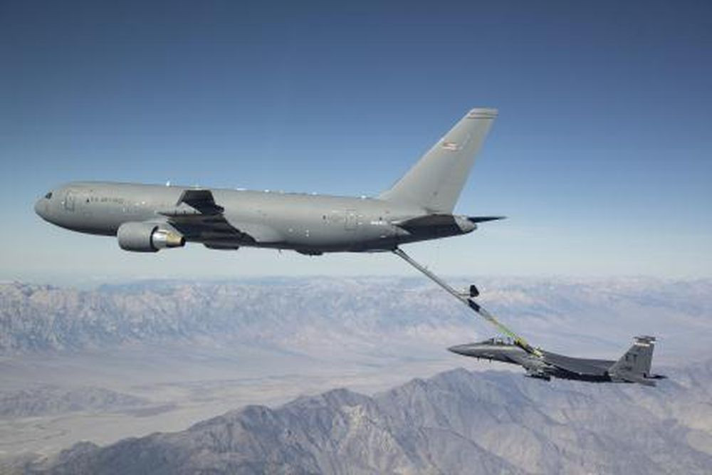 Cả 2 mẫu máy bay này đều có thể tiếp liệu trên không. Ngoài ra, dù F-15 có một số điểm thiết kế cũ hơn, nhưng hệ thống điện tử hàng không hiện đại lại khiến nó có lợi thế hơn so với Su-27.