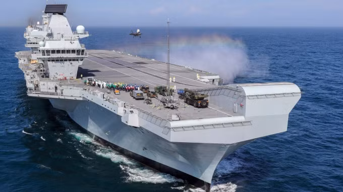 Mặc dù HMS Queen Elizabeth là một con tàu lớn với trọng lượng khoảng 65.000 tấn, nhưng việc thiếu hệ thống đẩy hạt nhân hoặc khả năng chứa các máy bay tiếp dầu như C-2 Greyhound đã hạn chế nghiêm trọng khả năng hoạt động của F-35B đối với các hoạt động ở khoảng cách xa hơn.