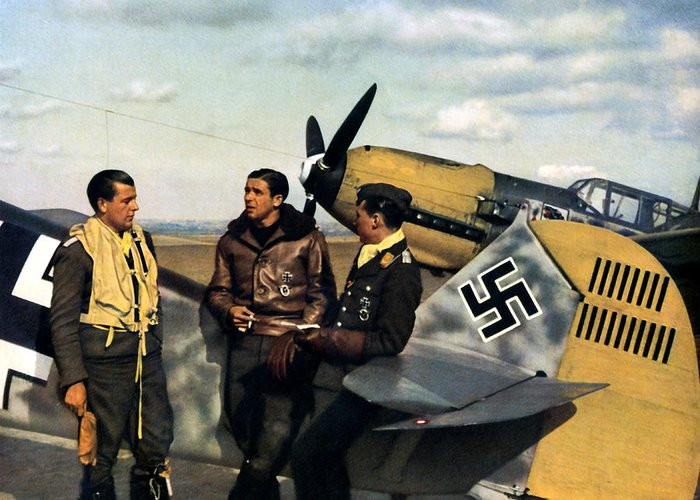 Trớ trêu thay, việc thiếu đào tạo lại là nguyên nhân chính dẫn đến sự hủy diệt của lực lượng Không quân của Đức Quốc xã. Năm 1939, các phi công Đức tham chiến với thời gian bay hơn 200 giờ - nhiều hơn đáng kể so với đối thủ của họ khi đó là Anh, Pháp, Liên Xô và thậm chí là Mỹ.