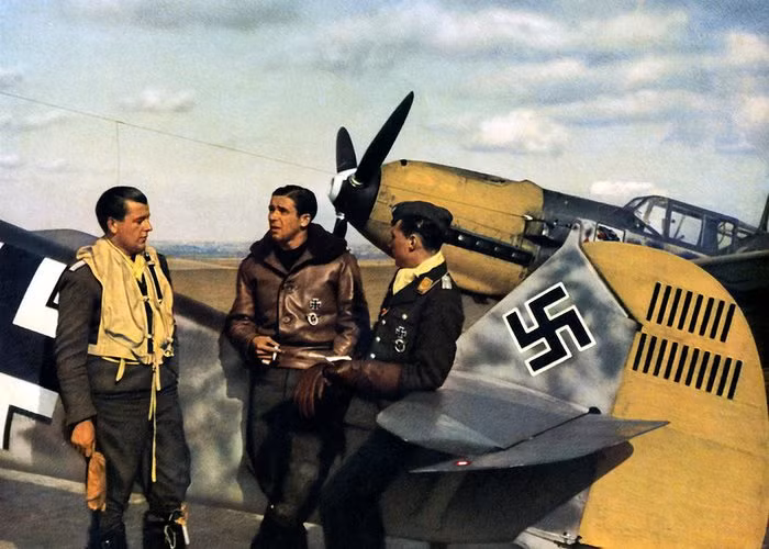 Trớ trêu thay, việc thiếu đào tạo lại là nguyên nhân chính dẫn đến sự hủy diệt của lực lượng Không quân của Đức Quốc xã. Năm 1939, các phi công Đức tham chiến với thời gian bay hơn 200 giờ - nhiều hơn đáng kể so với đối thủ của họ khi đó là Anh, Pháp, Liên Xô và thậm chí là Mỹ.