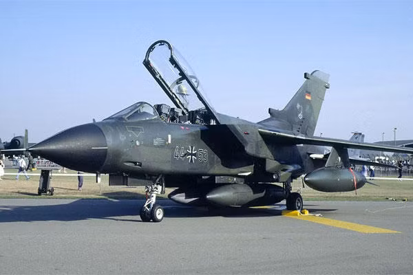 Vào năm 2018, các tàu ngầm của Đức bị phát hiện không đủ điều kiện để ra khơi, trực thăng và máy bay vận tải mới không thể bay, và các phương tiện bọc thép đã bị loại ra bên ngoài. Theo một nghiên cứu của Mỹ, tình hình tồi tệ đến mức, nếu Nga xâm lược các nước Baltic, Đức sẽ cần một tháng, để huy động và vận chuyển một lữ đoàn thiết giáp tới giải cứu.