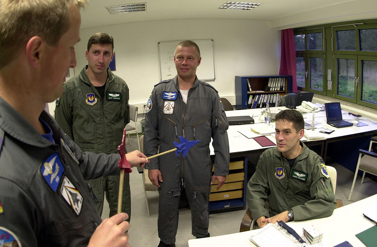 Ngân sách quốc phòng bị cắt giảm, cũng dẫn đến cắt giảm giờ bay của phi công quân sự; không đủ máy bay, không đủ ngân sách giành cho không quân, dẫn đến phi công Đức không tích lũy đủ giờ bay, do vậy phi công Đức không thể tham gia những cuộc tập trận không quân chung, do NATO tổ chức.