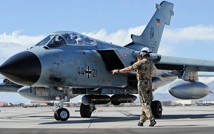 Nhưng đó không phải là do hệ thống đào tạo phi công quân sự của Đức kém, mà vấn đề là lực lượng Không quân Đức không có đủ máy bay cho các phi công của họ bay huấn luyện. Một câu chuyện thật khó tin với một quốc gia "trụ cột" của NATO và giàu có như Đức?