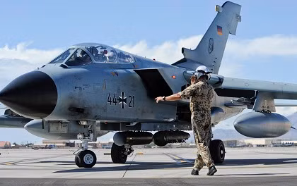 Nhưng đó không phải là do hệ thống đào tạo phi công quân sự của Đức kém, mà vấn đề là lực lượng Không quân Đức không có đủ máy bay cho các phi công của họ bay huấn luyện. Một câu chuyện thật khó tin với một quốc gia "trụ cột" của NATO và giàu có như Đức?