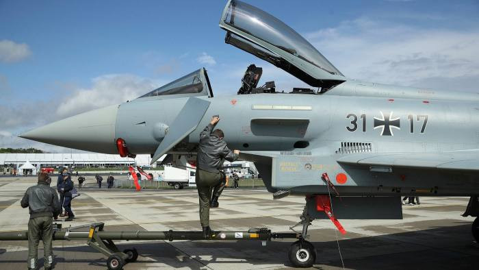 “Không quân Đức đang ở trong tình trạng SSCĐ thấp”, Trung tướng Ingo Gerhartz, Tham mưu trưởng Không quân Đức cho biết vào tháng trước. "Máy bay bị nằm đất do thiếu phụ tùng thay thế, hoặc chúng thậm chí không có mặt tại sân bay, vì chúng đang được bảo trì". 