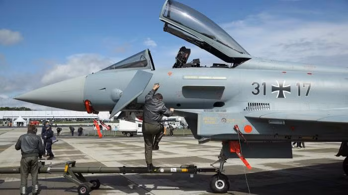 “Không quân Đức đang ở trong tình trạng SSCĐ thấp”, Trung tướng Ingo Gerhartz, Tham mưu trưởng Không quân Đức cho biết vào tháng trước. "Máy bay bị nằm đất do thiếu phụ tùng thay thế, hoặc chúng thậm chí không có mặt tại sân bay, vì chúng đang được bảo trì". 