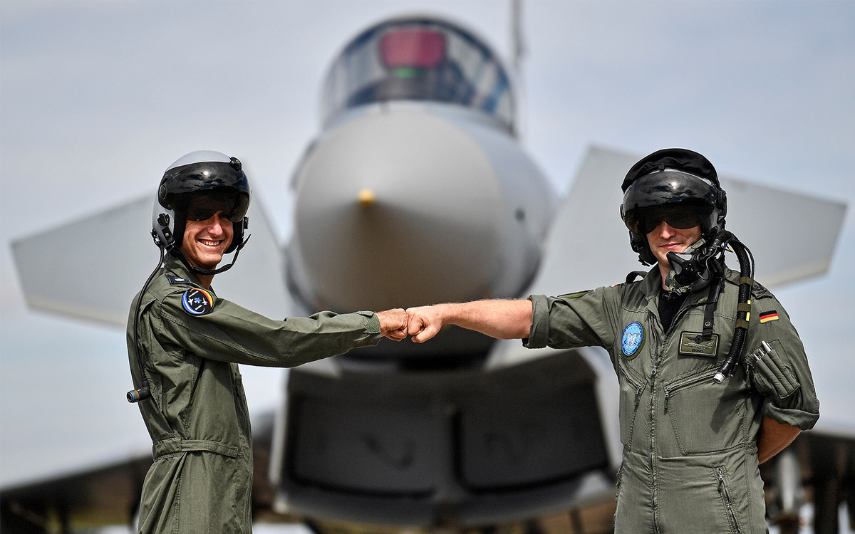 Tờ báo Anh Daily Telegraph cho biết: “Gần một nửa số phi công của Không quân Đức, đã không thể đáp ứng mục tiêu của 180 giờ bay năm ngoái của NATO, vì máy bay của họ phải nằm trong hăng-ga để bảo dưỡng định kỳ”. Chỉ 512 trong số 875 phi công là đáp ứng đủ số giờ bay cần thiết. 