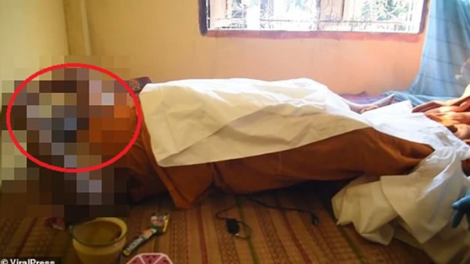 Theo hồ sơ vụ án, ngày 15/7/2023, Phòng Cảnh sát hình sự Công an tỉnh Nghệ An nhận được tin báo từ Công an huyện Tân Kỳ về việc, khoảng 8h cùng ngày, anh Phạm Anh Đ. (SN 2006, trú tại xóm Đô Lương, xã Tân An, huyện Tân Kỳ) đi chơi về nhà thì phát hiện mẹ ruột là bà Phạm Thị H. (SN 1969) chết trong phòng ngủ, trên người có nhiều vết dao đâm. Qua kiểm tra tài sản trong nhà, anh Đ. phát hiện bị mất 1 xe máy Wave Anpha màu đỏ BKS 37B1-706.32 cùng túi xách của bà H, 2 điện thoại di động và một số tài sản khác. (Ảnh minh họa, nguồn internet)