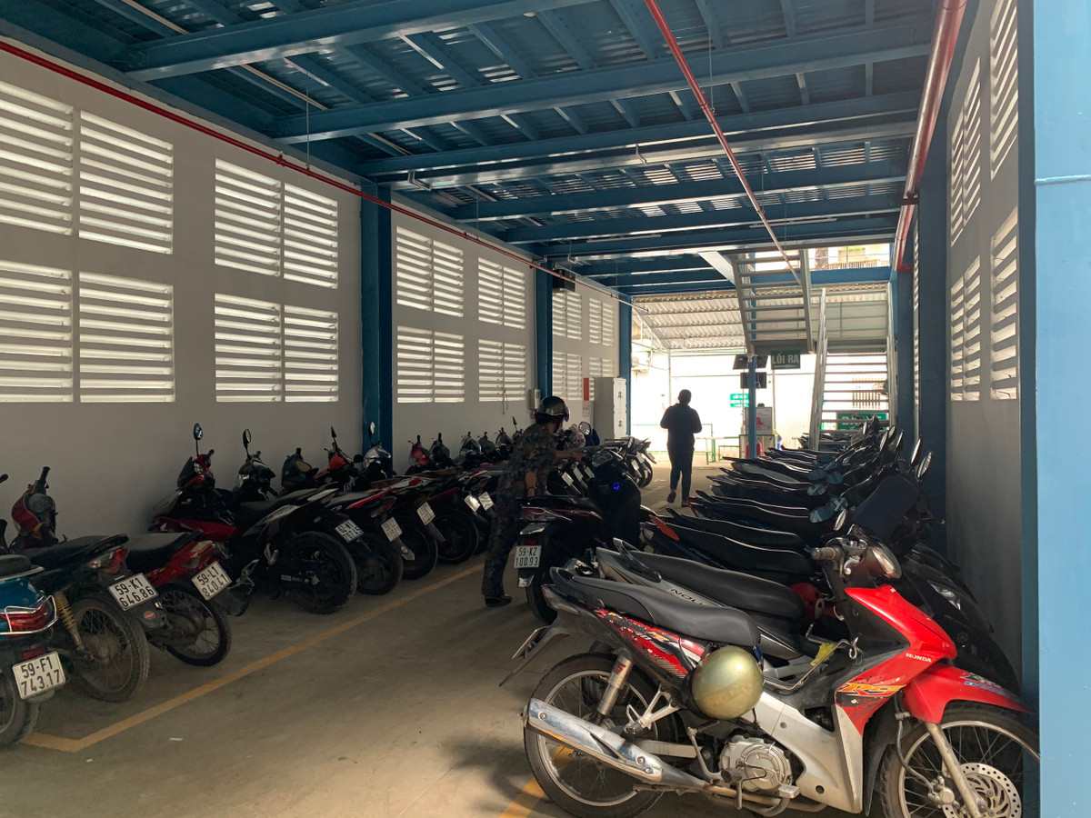 Trên đường bỏ trốn, Năng dừng lại thay quần áo và mở túi xách của bà H. ra kiểm tra, Năng lấy 2 chiếc điện thoại di động cùng toàn bộ số tiền rồi vứt túi, con dao và bộ quần áo mặc lúc gây án xuống mương nước bên đường. Sau đó, Năng đi xe máy đến Bệnh viện Quang Khởi thuộc thị xã Hoàng Mai, tỉnh Nghệ An, gửi xe tại đây rồi bắt xe khách bỏ trốn. (Ảnh minh họa, nguồn internet) 