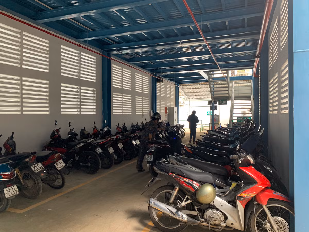 Trên đường bỏ trốn, Năng dừng lại thay quần áo và mở túi xách của bà H. ra kiểm tra, Năng lấy 2 chiếc điện thoại di động cùng toàn bộ số tiền rồi vứt túi, con dao và bộ quần áo mặc lúc gây án xuống mương nước bên đường. Sau đó, Năng đi xe máy đến Bệnh viện Quang Khởi thuộc thị xã Hoàng Mai, tỉnh Nghệ An, gửi xe tại đây rồi bắt xe khách bỏ trốn. (Ảnh minh họa, nguồn internet) 