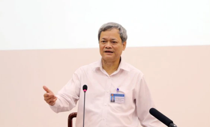 Hồi tháng 6/2014, ông Quỳnh bị chủ doanh nghiệp khai thác cát đe doạ bởi cho rằng ông có sự thiên vị khi cấp phép nạo vét sông Cầu. Ông Quỳnh từng nhận được 10 tin nhắn với nội dung "khủng bố" tinh thần. Các đối tượng này sau đó đã bị bắt và đưa ra xét xử. 