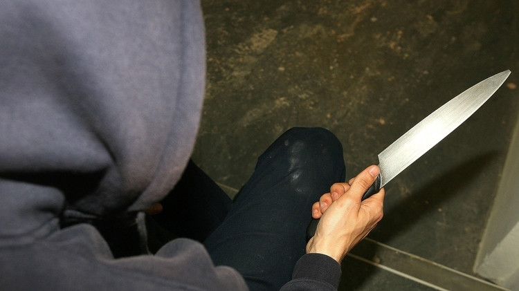 Khi thấy anh K nhận lời, Thông bảo với Mỹ Anh chờ đón anh K, còn mình đến một khu đất hoang vắng trên đường Thuận Giao, phường Thuận Giao, TP Thuận An. Gặp nhau, Mỹ Anh lên xe rồi bảo anh K. chở lòng vòng. Khi vở kịch đến hồi gay cấn, Mỹ Anh ra ám hiệu để Thông xông ra dùng bột ớt tạt vào mặt anh K, sau đó lấy dao nhọn thủ sẵn trong người tấn công. Bị anh K. vừa hô hoán, vừa chống trả quyết liệt, sợ bị lộ, Thông xông vào tiếp tục đâm anh K. thêm nhiều nhát cho đến khi anh này đổ gục xuống đường bất tỉnh, cả hai kéo anh K. ném vào bãi đất trống cách đó không xa rồi cướp xe máy tẩu thoát. (Ảnh minh họa, nguồn Internet)