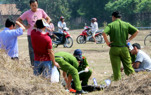Qua điều tra xác định, nơi phát hiện xác chết là hiện trường thứ hai, hung thủ sát hại nạn nhân ở một nơi khác rồi đem đến đây vứt xác. Từ những dữ kiện thu thập được cho thấy đây là vụ giết người. Nạn nhân tên Nguyễn Trọng K., sinh năm 2001 tại tỉnh Hậu Giang, tạm trú tại TP HCM. Ngay sau khi xác định được nguyên nhân, các trinh sát Phòng Cảnh sát hình sự, Công an tỉnh Bình Dương chia thành nhiều tổ công tác để ghi nhận thông tin và đến khu vực phòng trọ mà nạn nhân tạm trú tìm hiểu xem nạn nhân có mâu thuẫn hoặc thiếu nợ tiền bạc gì với ai không. (Ảnh minh họa, nguồn Internet) 
