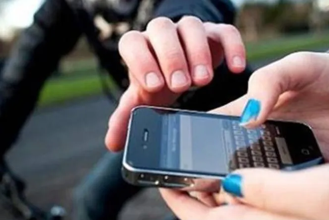 Không còn đường quay về, cả hai mang bán nốt chút nữ trang cuối cùng để thuê một phòng trọ ở TP Thuận An, tỉnh Bình Dương. Phát hiện nhiều người sử dụng các ứng dụng mạng xã hội kết bạn để làm quen và có trường hợp đã tiến đến hẹn hò, Thông bàn với Mỹ Anh lập trang Facebook để dẫn dụ những thanh niên vào bẫy tình rồi lừa hẹn gặp để Thông ra tay tấn công, cướp tài sản. Ngay sau đó, cả hai đã lập trang cá nhân với hình ảnh của Mỹ Anh rồi đăng tải thông tin đang cô đơn, muốn tìm bạn trai...(Ảnh minh họa, nguồn Internet)