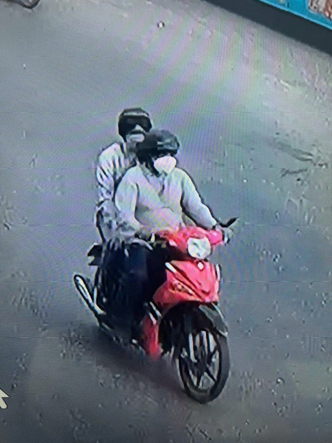 Nhận định đối tượng là những kẻ gây án và chắc chắn đang trên đường lẩn trốn, Ban Giám đốc Công an tỉnh Bình Dương đã cập nhật thông tin, hình ảnh, biển số xe mô tô của hai đối tượng gửi đến Cục Cảnh sát hình sự, Bộ Công an và công an tất cả các tỉnh, thành phía Nam đề nghị cùng hỗ trợ truy bắt. Đến trưa 1/8, bằng nhiều biện pháp nghiệp vụ, trinh sát phát hiện hai đối tượng bịt kín mặt điều khiển xe máy có đặc điểm rất giống với phương tiện mà Thông và Mỹ Anh thường sử dụng di chuyển về hướng Tiền Giang nên một tổ công tác được lệnh tức tốc lên đường truy bắt. (Ảnh minh họa, nguồn Internet) 