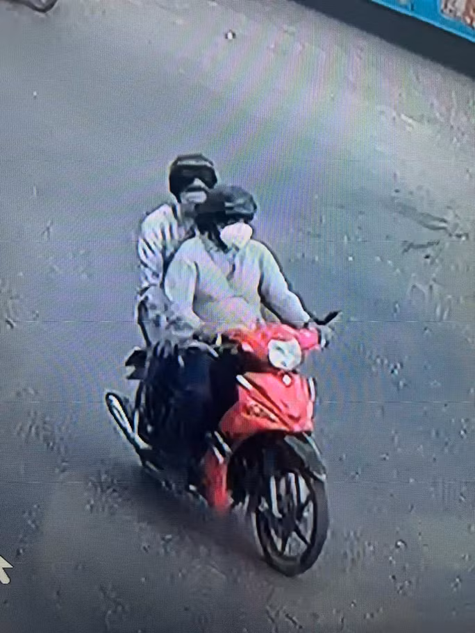 Nhận định đối tượng là những kẻ gây án và chắc chắn đang trên đường lẩn trốn, Ban Giám đốc Công an tỉnh Bình Dương đã cập nhật thông tin, hình ảnh, biển số xe mô tô của hai đối tượng gửi đến Cục Cảnh sát hình sự, Bộ Công an và công an tất cả các tỉnh, thành phía Nam đề nghị cùng hỗ trợ truy bắt. Đến trưa 1/8, bằng nhiều biện pháp nghiệp vụ, trinh sát phát hiện hai đối tượng bịt kín mặt điều khiển xe máy có đặc điểm rất giống với phương tiện mà Thông và Mỹ Anh thường sử dụng di chuyển về hướng Tiền Giang nên một tổ công tác được lệnh tức tốc lên đường truy bắt. (Ảnh minh họa, nguồn Internet) 