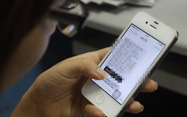 Chỉ vài ngày sau, trang cá nhân của Mỹ Anh đã nhận được nhiều tương tác, nhưng Thông và Mỹ Anh đã loại bỏ hết, chỉ chọn anh Nguyễn Trọng K. để trò chuyện vì thấy anh này nói năng thật thà, chất phác nên có thể dễ đưa vào tròng. Sau vài ngày buông lời đong đưa mùi mẫn để anh K. tin rằng mình đã lọt vào mắt xanh của cô gái muốn hẹn hò. Khoảng 10h đêm 30/7, Mỹ Anh nhắn tin than thở đang buồn chán và cảm thấy cô đơn, muốn gặp anh K, tâm sự để giải tỏa. (Ảnh minh họa, nguồn Internet)