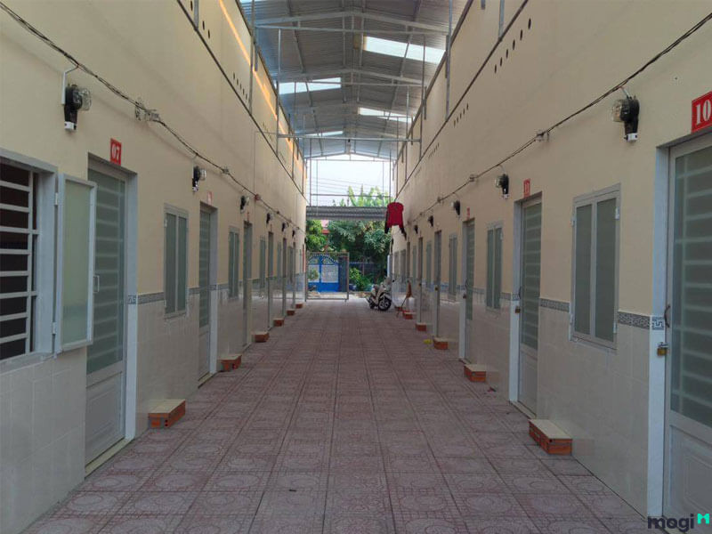 Tổng hợp các dữ liệu thu thập được cùng hình ảnh trích xuất từ camera an ninh, trinh sát xác định trong thời gian xảy ra vụ án có một số người qua lại hiện trường, nhưng có Nguyễn Thành Thông (sinh năm 2000) và Lê Thị Mỹ Anh (sinh năm 2006, cùng tại tỉnh An Giang) tạm trú TP Thuận An, tỉnh Bình Dương là đối tượng nghi vấn nhất. Ngay lập tức, trinh sát tìm đến địa chỉ mà hai đối tượng thuê trọ, xác định cả hai đi đâu từ nửa đêm hôm trước không thấy về, gọi điện thoạt theo số ghi trong hợp đồng thuê phòng cũng tắt máy. (Ảnh minh họa, nguồn Internet)