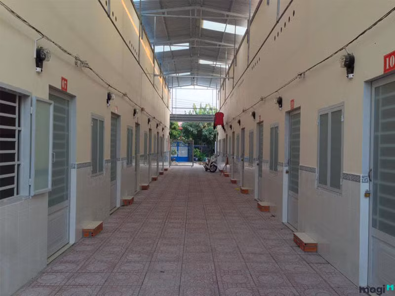 Tổng hợp các dữ liệu thu thập được cùng hình ảnh trích xuất từ camera an ninh, trinh sát xác định trong thời gian xảy ra vụ án có một số người qua lại hiện trường, nhưng có Nguyễn Thành Thông (sinh năm 2000) và Lê Thị Mỹ Anh (sinh năm 2006, cùng tại tỉnh An Giang) tạm trú TP Thuận An, tỉnh Bình Dương là đối tượng nghi vấn nhất. Ngay lập tức, trinh sát tìm đến địa chỉ mà hai đối tượng thuê trọ, xác định cả hai đi đâu từ nửa đêm hôm trước không thấy về, gọi điện thoạt theo số ghi trong hợp đồng thuê phòng cũng tắt máy. (Ảnh minh họa, nguồn Internet)