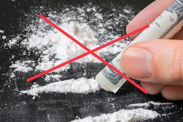 Thuê nhà sống chung, nhưng không chịu đi tìm kiếm việc làm, cả hai bàn nhau trộm đồ đạc của cha mẹ hai bên đem bán lấy tiền nướng vào những trò ăn nhậu, hút hít ma túy và đề đóm. Bị người nhà phát hiện, tìm cách ngăn chặn, cả hai rời quê lên TP Thuận An, tỉnh Bình Dương định nương nhờ người bạn trước đó làm công nhân trong khu công nghiệp. Tuy nhiên, gần đây công ty tạm ngưng sản xuất, người bạn này cũng phải tạm nghỉ, sống tạm bợ bằng số tiền trợ cấp thất nghiệp ít ỏi nên không có khả năng cưu mang. (Ảnh minh họa, nguồn Internet) 