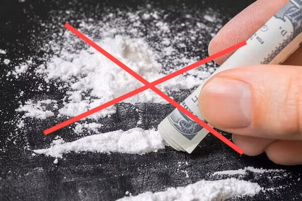 Thuê nhà sống chung, nhưng không chịu đi tìm kiếm việc làm, cả hai bàn nhau trộm đồ đạc của cha mẹ hai bên đem bán lấy tiền nướng vào những trò ăn nhậu, hút hít ma túy và đề đóm. Bị người nhà phát hiện, tìm cách ngăn chặn, cả hai rời quê lên TP Thuận An, tỉnh Bình Dương định nương nhờ người bạn trước đó làm công nhân trong khu công nghiệp. Tuy nhiên, gần đây công ty tạm ngưng sản xuất, người bạn này cũng phải tạm nghỉ, sống tạm bợ bằng số tiền trợ cấp thất nghiệp ít ỏi nên không có khả năng cưu mang. (Ảnh minh họa, nguồn Internet) 