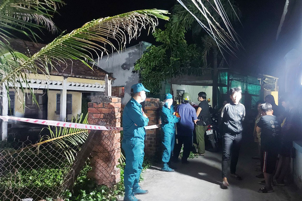 Qua điều tra xác minh, Công an tỉnh Vĩnh Phúc đã xác định căn nhà phát hiện tử thi là nhà số 4, ngõ 8, đối diện với nhà chị H. Bên trong địa chỉ này có một nhà cấp 4, sau đó đến một khoảng sân và cuối cùng là một gian mái bằng. Chủ nhân căn nhà này là bà Trịnh Thị T.. Vợ chồng bà T có hai người con là Nguyễn Thị T. (khoảng 4 tháng nay chị T. đi khỏi nhà không rõ tung tích), người con thứ hai là anh Nguyễn Văn H. không có công ăn việc làm ổn định, thường đi bán kem, bánh mỳ tại các hội chợ ở các tỉnh phía Bắc, rất ít khi về căn nhà số 4, khi về thì ngủ tại phòng ngủ phía sau nhà. (Ảnh minh họa, nguồn internet)