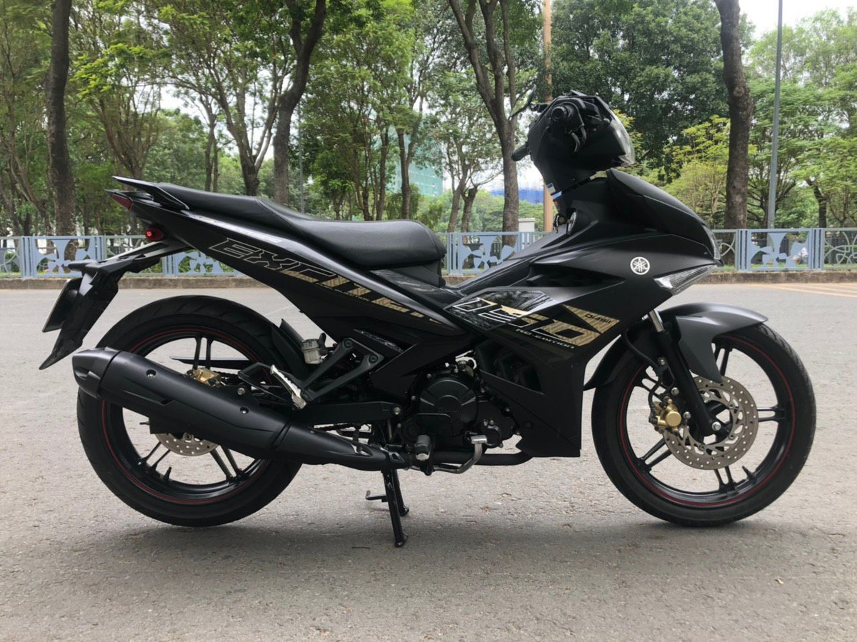 Đến 12h cùng ngày, Phòng Cảnh sát hình sự (CSHS) đã chủ trì, phối hợp với các đơn vị nghiệp vụ tiến hành khám nghiệm hiện trường, khám nghiệm tử thi và xác định nạn nhân là anh Nguyễn Văn H., con trai của chủ nhà. Kết quả khám nghiệm tử thi cho thấy, hộp sọ có 2 vết vỡ lún, do vậy có đủ căn cứ để xác định có dấu hiệu của vụ án giết người. Ngoài chiếc xe Dream cất trong nhà cấp 4, anh H. còn sử dụng một chiếc xe máy Exciter BKS 88B1-233.91. Hiện xe này không còn tại nơi ở, vì thế vụ việc còn có dấu hiệu của tội cướp tài sản. (Ảnh minh họa, nguồn internet) 