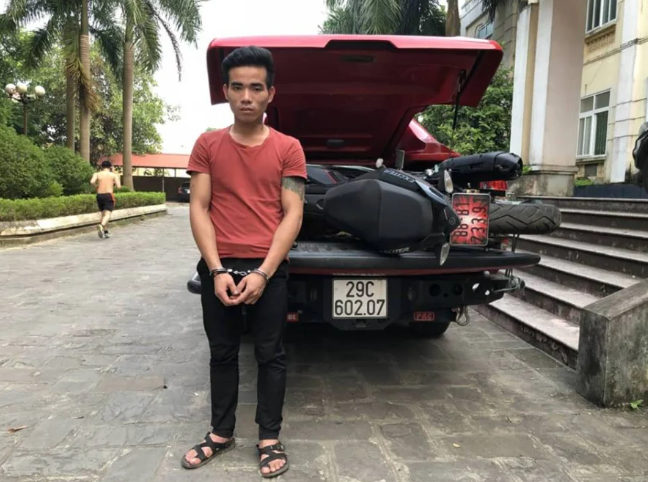 Khoảng hơn 20h ngày 7/7, Dư và anh H. cùng về căn nhà số 4 rồi xảy ra mâu thuẫn do Dư đòi nợ 15 triệu đồng, nhưng H. không có tiền trả. Do tức giận, Dư đã dùng một đoạn sắt hình hộp nhặt tại phòng ngủ vụt nhiều phát vào đầu H. làm nạn nhân bất tỉnh. Sau đó, Dư dùng dây điện trói chân tay nạn nhân lại, lấy đi chiếc Iphone 6 Plus và chiếc xe máy Exciter, ra ngoài khóa cửa lại rồi bỏ trốn. Sau khi gây án, đối tượng Lương Văn Dư bỏ về quê. Dư bán chiếc xe máy tại thị trấn Vị Xuyên được 25 triệu đồng, còn chiếc điện thoại được bán tại xã Ngọc Minh với giá 2,5 triệu đồng. 