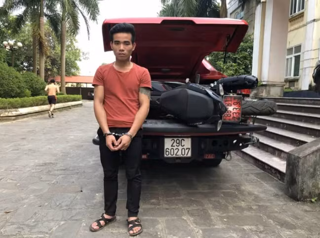 Khoảng hơn 20h ngày 7/7, Dư và anh H. cùng về căn nhà số 4 rồi xảy ra mâu thuẫn do Dư đòi nợ 15 triệu đồng, nhưng H. không có tiền trả. Do tức giận, Dư đã dùng một đoạn sắt hình hộp nhặt tại phòng ngủ vụt nhiều phát vào đầu H. làm nạn nhân bất tỉnh. Sau đó, Dư dùng dây điện trói chân tay nạn nhân lại, lấy đi chiếc Iphone 6 Plus và chiếc xe máy Exciter, ra ngoài khóa cửa lại rồi bỏ trốn. Sau khi gây án, đối tượng Lương Văn Dư bỏ về quê. Dư bán chiếc xe máy tại thị trấn Vị Xuyên được 25 triệu đồng, còn chiếc điện thoại được bán tại xã Ngọc Minh với giá 2,5 triệu đồng. 